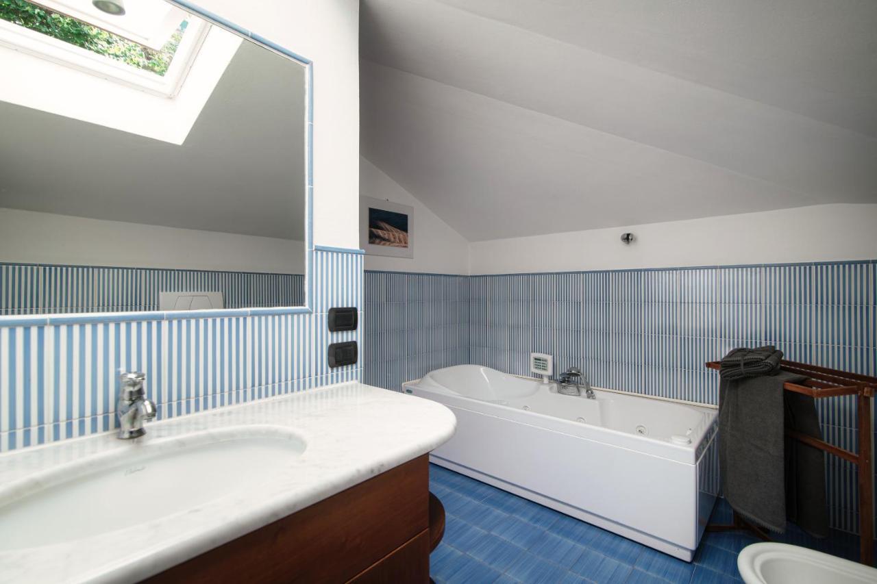 I D'A Charming Penthouse - Lake View- Como- House-130 Mt-2 Double Bedrooms And 2 Double Bathrooms A Spacious Living Room-Full Equipped Kitchen-Private Garden And Terrace-Private Covered Parking Exterior foto